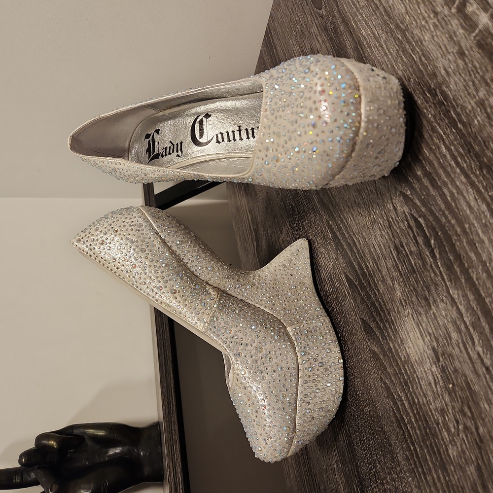 Lady couture silver and white suspended heel pump